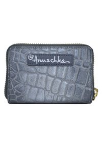 Grijze leren portemonnee met een krokodillenstructuur, voorzien van een ritssluiting, gouden hardware en een zwart etiket met witte tekst.