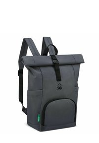 Mochila gris de tipo roll-top con nylon texturizado, acentos negros, correas ajustables, bolsillo frontal con cremallera y detalle del logo en el centro.