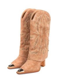 Botas de tobillo de ante en beige con bordado de paisley, acentos metálicos y punta afilada con una punta metálica. Tacón grueso.