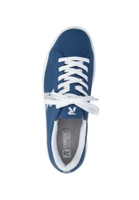 Baskets tricotées bleues avec lacets blancs noués en nœud, semelle blanche et semelle intérieure marquée "Rieker SWINGZ Go", vue de dessus.