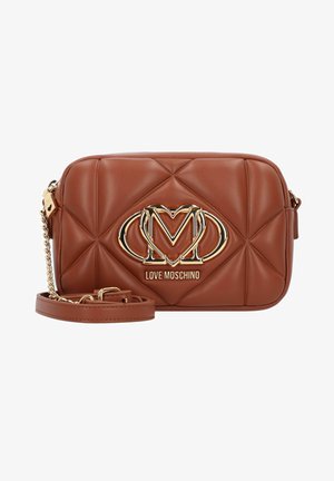 Braune Umhängetasche aus Kunstleder mit Steppmuster, goldfarbenen Beschlägen und einem herzförmigen Logo. Inklusive abnehmbarem Schultergurt.