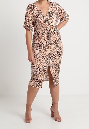 Robe à imprimé léopard en beige clair avec un détail de nœud à la taille, manches courtes et fente à l'avant. Texture lisse et longueur au genou.