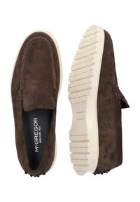 Bruine suède instappers met een slip-on ontwerp, crème rubberen zool en contrasterende stiksels. Kenmerken zijn een gevoerd kraag en een getextureerde loopzool.