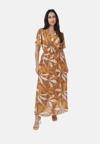Vestido maxi de un tejido translúcido marrón con un patrón floral en naranja, crema y marrón. Presenta mangas cortas y una cintura elástica.