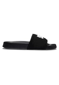 Sort slidesandal med et blødt tekstiloverdel, solid gummisål og en hvid logo detalje på stroppen. Fladt design med en glat tekstur.