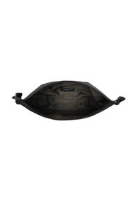 Sacchetto di tessuto nero con chiusura a zip. L'interno presenta una fodera scura e un'etichetta del marchio. Design semplice, forma piatta e accessori robusti.