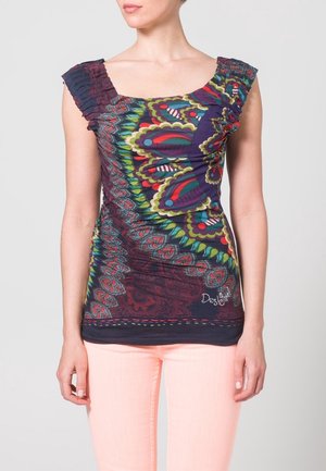 Bunt gemustertes Oberteil mit quadratischem Ausschnitt, gerafften kurzen Ärmeln und figurbetontem Design mit dunklem Grundton und lebendigen Akzenten.