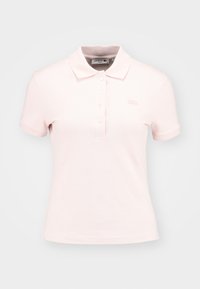 Ljust rosa polo t-shirt i texturerat tyg, med klassisk krage, korta ärmar och en tre-knapps knäppning med broderad logotyp.