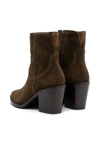 Botas de ante marrón hasta el tobillo con tacón bloque, cremallera lateral y acentos en tonos marrones claros con detalles de costura decorativa.