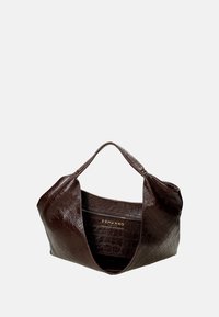 Bruine tas van krokodillen-embossed leer met een opvallende open silhouet, voorzien van twee stevige handvatten en een ritszak aan de binnenkant.