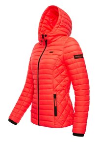 Veste isolante rouge vif avec capuche, présentant un design matelassé, des fermetures éclair noires et des poignets contrastants. Étiquette de marque sur la manche.