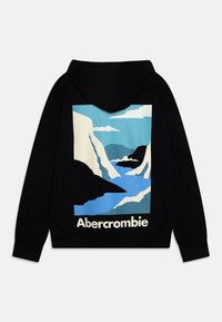 Czarna bluza z kapturem z grafiką przedstawiającą niebieską wodę przepływającą przez białe i czarne klify pod błękitnym niebem, z napisem "Abercrombie" poniżej obrazu.