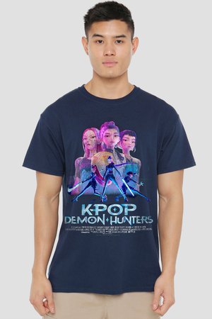 Junger Mann trägt ein marineblaues T-Shirt mit animierten weiblichen Figuren mit leuchtenden Waffen und dem Schriftzug "K-Pop Demon Hunters".