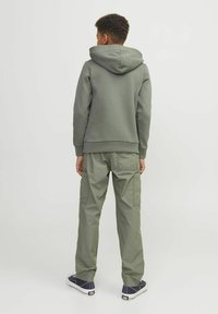 Jack & Jones Junior GEDRUCKT - Džemperis ar kapuci - agave green