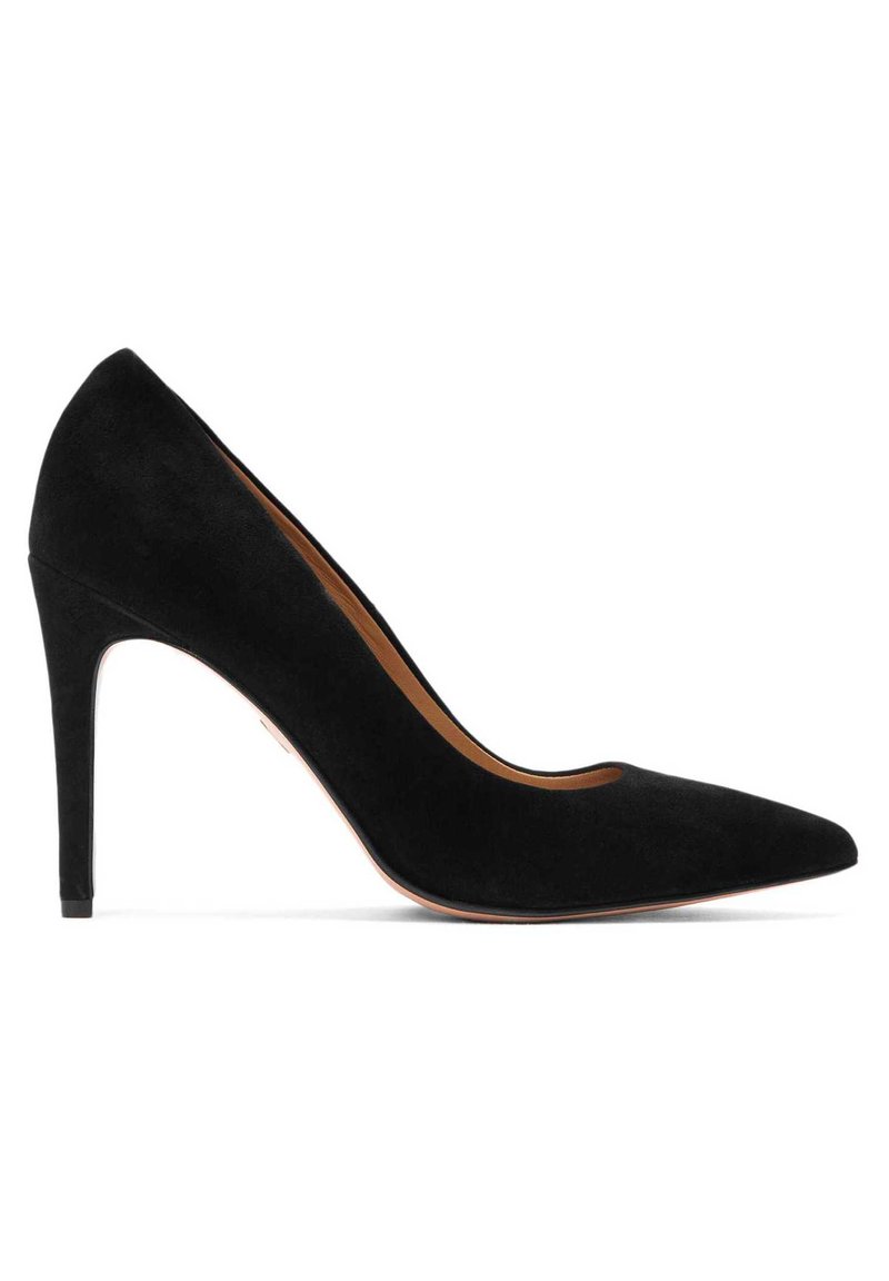 Juodas zamšinis aukštakulnis batelis su smailiu priekiu ir elegantiška siluetu. Yra lygi tekstūra ir plonas stiletto kulnas.