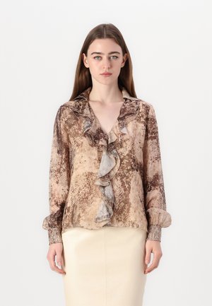 Brun og beige slangeskinnmønstret bluse med volanger ved kragen og mansjettene, mykt stoff, lange ermer og V-hals design.