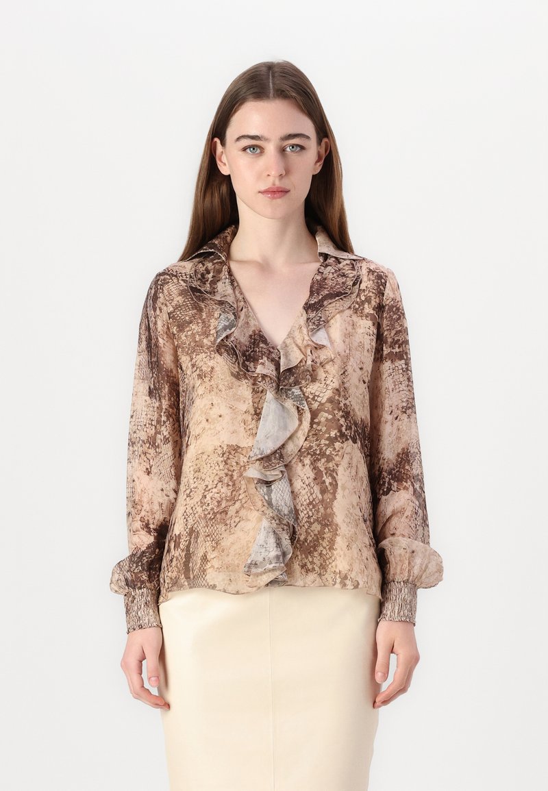 Brun og beige slangeskinnmønstret bluse med volanger ved kragen og mansjettene, mykt stoff, lange ermer og V-hals design.