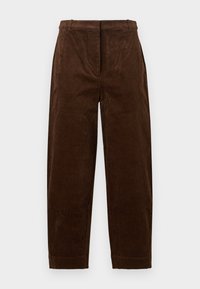 Hnedé kordurové nohavice so strihom na rovno, s vertikálnym rebrovaním, pásom a bočnými vreckami. Bez viditeľných kovových doplnkov alebo zdobení.