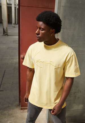 SIGNATURE DESTROYED TEE UNISEX - Print T-shirt - light yellow