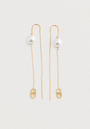 Złote kolczyki wkręcane z dużymi białymi perłami i małymi prostokątnymi złotymi zawieszkami na cienkich łańcuszkach, wyeksponowane na białym tle.
