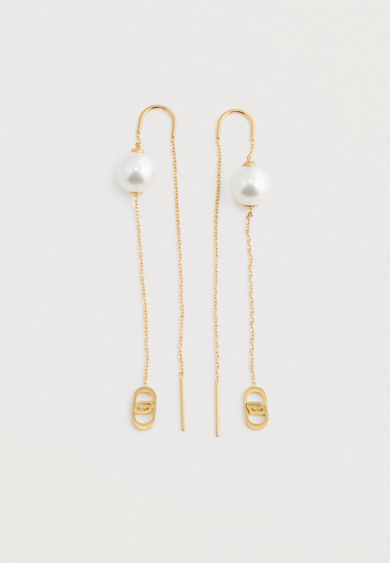 Arany fülbevalók vékony láncokon, nagy fehér gyöngyökkel és kis téglalap alakú arany charmokkal, fehér háttér előtt.