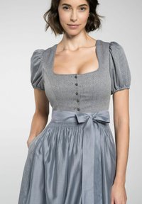 Graues Kleid mit quadratischem Ausschnitt, Puffärmeln, Knopfdetails und einer gebundenen Schleife an der Taille. Der Rock fließt mit einer glatten Textur.