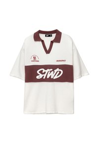 Hvid polo shirt med kort �ærme, burgunder krave og vandret burgunder bånd. Udstyret med broderet tekst og stjerner i rød og hvid.