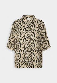 Chemise beige à manches courtes boutonnée avec imprimé animal abstrait noir et col pointu sur fond blanc.