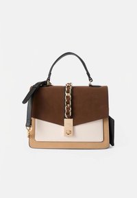 Bruine suède en beige leren handtas met gouden kettingdetail, zwarte band, gestructureerde vorm en klepsluiting.