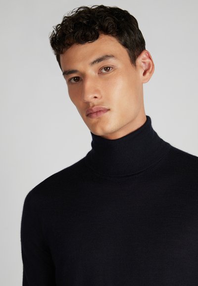 Granatowy sweter z golfem wykonany z miękkiego, gładkiego materiału. Posiada dopasowany krój i prążkowany dekolt, co dodaje mu tekstury.