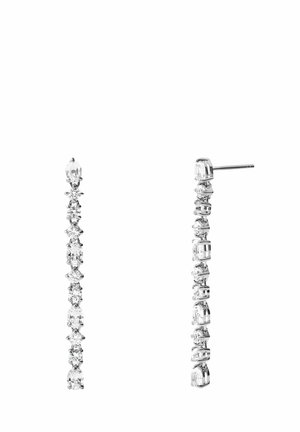 Pendientes largos de plata con múltiples piedras preciosas claras en varias formas dispuestas verticalmente. Un pendiente muestra la vista frontal, el otro vista lateral.