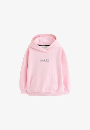Lyserød hættetrøje med frontlomme og "BAKER BY TED BAKER" tekst trykt i gråt på brystet, vist på hvid baggrund.