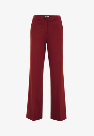 Pantaloni a gamba larga in un tessuto rosso profondo, con chiusura a bottone, fronte piatto e texture liscia. Taglio classico con linee pulite.