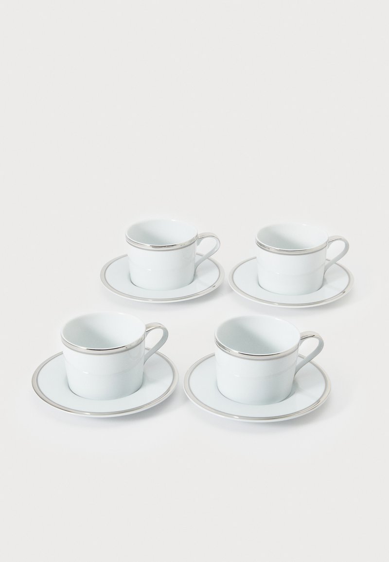 Zestaw czterech porcelanowych filiżanek do espresso z pasującymi spodkami, jasnoniebieskie, z srebrnymi obrzeżami, cylindryczny kształt, gładka faktura.