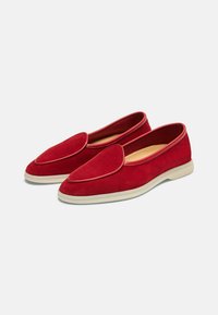 Rode suede instap schoenen met een gladleren afwerking en een ronde neus, met een contrasterende witte rubberen zool.