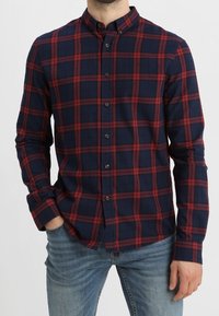 Marineblauw en rood geruit flanellen overhemd met een button-down kraag, lange mouwen en een rechte zoom, met een zachte textuur en een klassieke pasvorm.