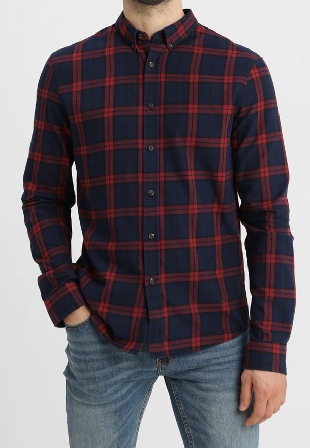 Marineblauw en rood geruit flanellen overhemd met een button-down kraag, lange mouwen en een rechte zoom, met een zachte textuur en een klassieke pasvorm.