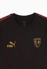 Černé sportovní tričko s kulatým výstřihem, se červeným vzorovaným detailem na ramenou, zlatým textem "KING" a emblémem Racing Club de Lens.