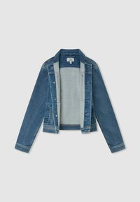 Jeansjacka med klassisk snitt, blå tvätt, knappstängning och två framfickor. Har ett lätt strukturerat innertyg.