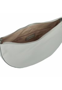 Borsa a tracolla in pelle grigio chiaro con forma curva, chiusura con zip e superficie liscia e testurizzata. L'interno presenta una foderatura beige e una tasca a mezzaluna.