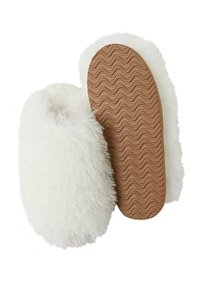 Białe, puszyste kapcie o miękkiej teksturze, z gumową podeszwą o falistym wzorze zapewniającym lepszą przyczepność i trwałość.
