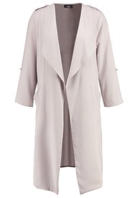 Manteau long beige clair à ouverture devant, avec larges revers et manches trois-quarts munies de pattes à boutons.