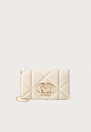 Borsa in pelle trapuntata beige con logo dorato e tracolla a catena. Presenta un motivo geometrico e una texture liscia, adatta per diverse occasioni.