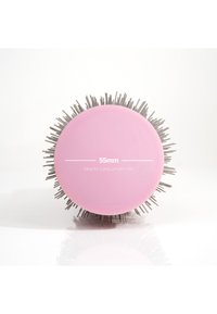 Runder rosa Haarbürste mit Metallborsten, Durchmesser 55 mm, entworfen für langes Haar, auf weißer reflektierender Oberfläche dargestellt.