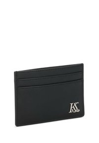 Musta nahast kaarditasku nelja kaardipesaga ja hõbeda logo aksessuaariga. Sujuv tekstuur ja voolujoonekas, ristkülikukujuline disain.