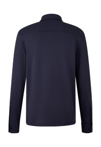 Marineblauwe langemouwen shirt gezien vanaf de achterkant, met een kraag en knoopmanchetten op elke mouw.