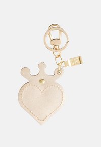 Portachiavi dorato con un charm in pelle metallica a forma di cuore, con outline a corona e dettaglio con bottone a pressione. Accentuato da un moschettone rotondo.