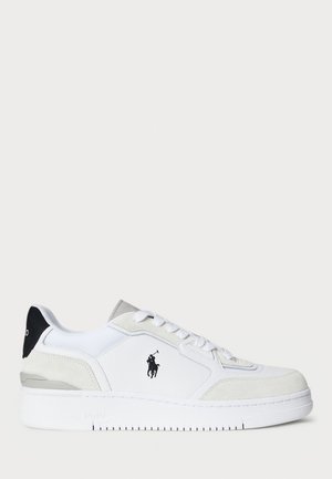 Hvite sneakers med overdel i semsket lær og skinn, svart hælaccent, flate snørebånd, logo på siden og teksturert såle.