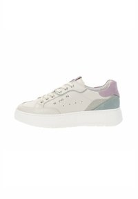 Białe sneakersy wykonane z materiałów skórzanych i zamszowych, z pastelowymi akcentami w jasnym fioletowym i tealowym kolorze, metalowymi oczkami oraz perforowanymi detalami.