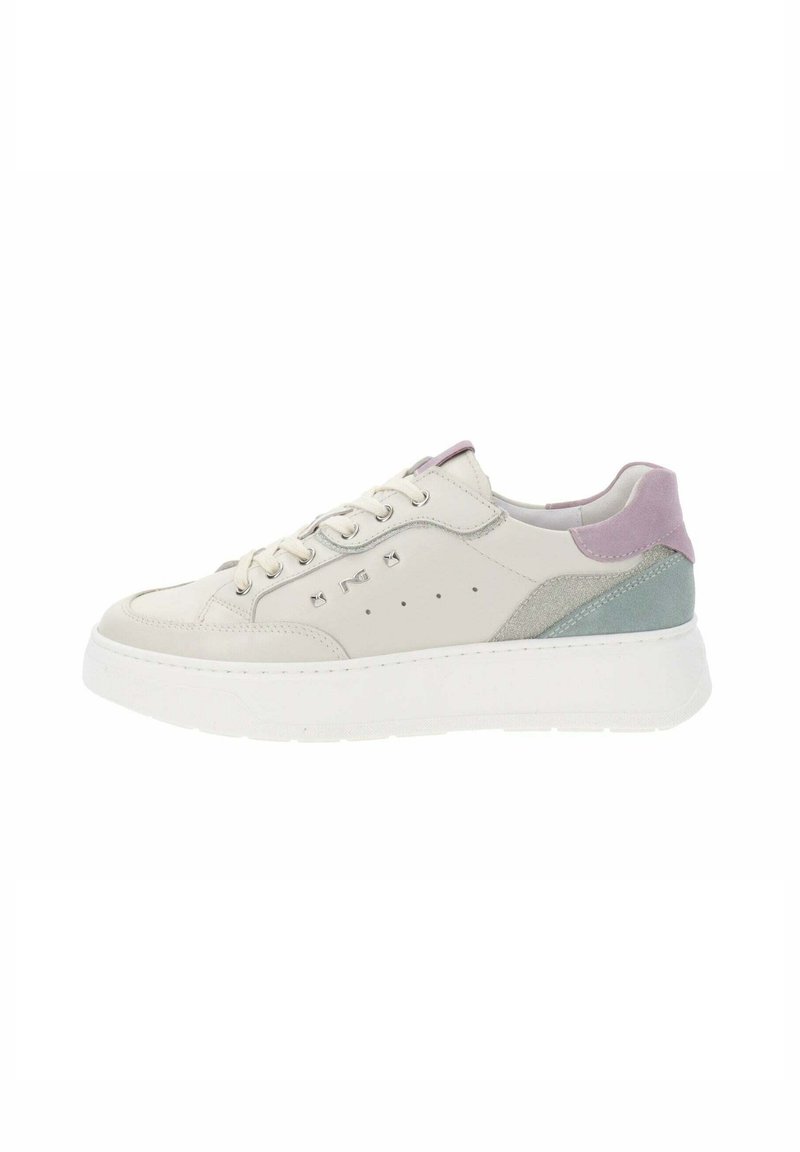 Białe sneakersy wykonane z materiałów skórzanych i zamszowych, z pastelowymi akcentami w jasnym fioletowym i tealowym kolorze, metalowymi oczkami oraz perforowanymi detalami.